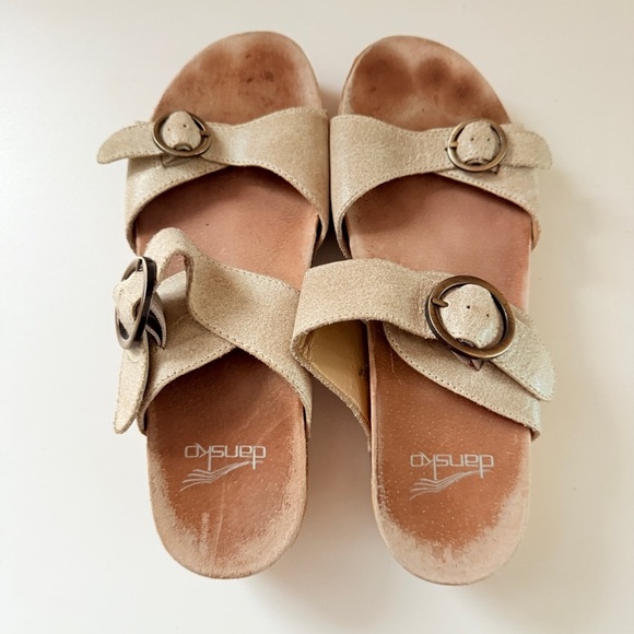 Dansko Women's Manda, Oyster Washed Leather Sandal - Picture 2 of 5